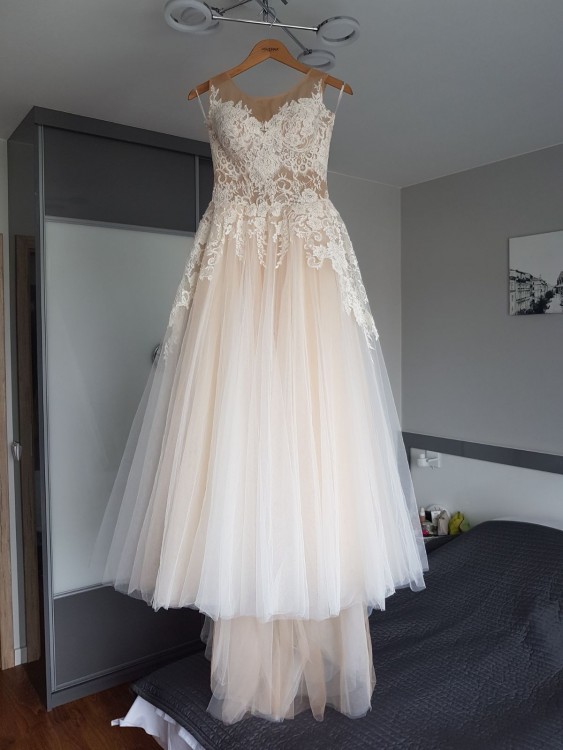 Romantyczna suknia z motywem roślinnym (model Adelfina)