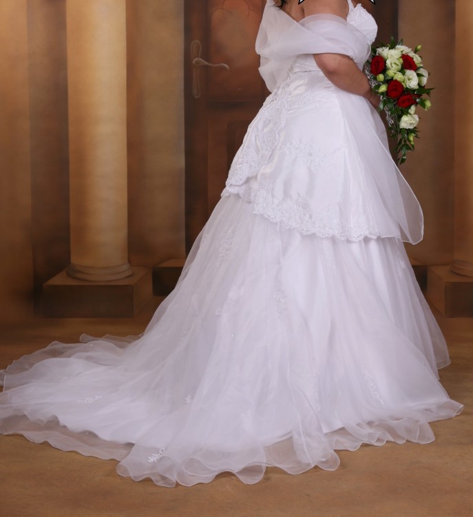 SUKNIA ŚLUBNA Sincerity model 3511 w kolorze BIAŁY