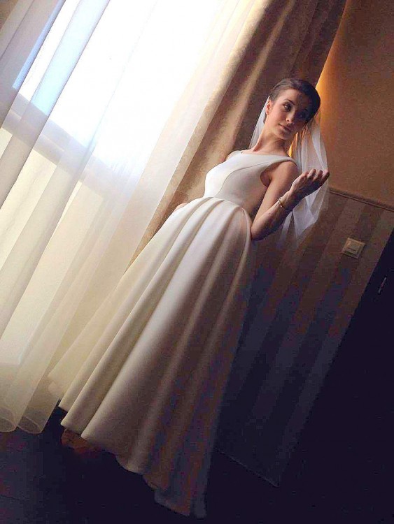 Asymetryczna suknia ślubna