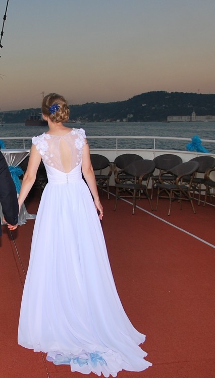 Oryginalna suknia slubna w kolorze biało-niebieskim