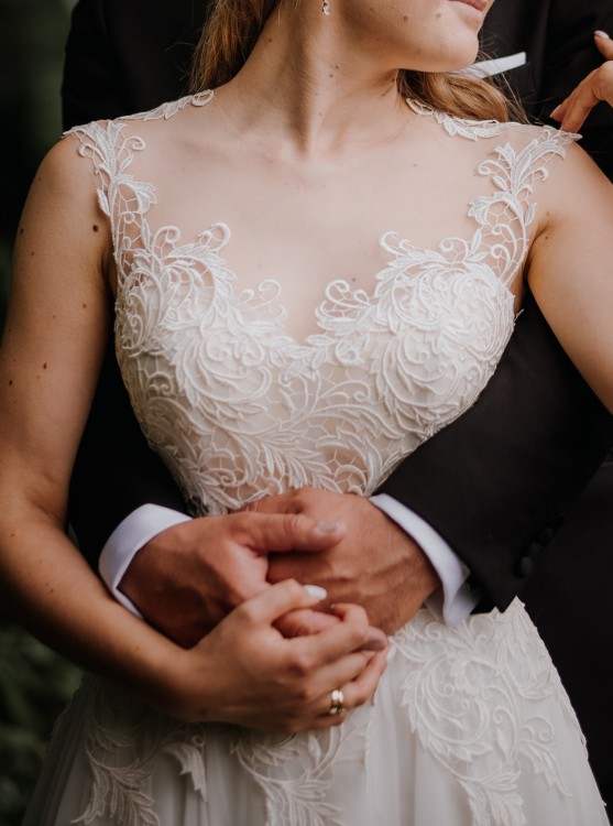 Piękna suknia ślubna Gala Machiko koronka gipiura muślin