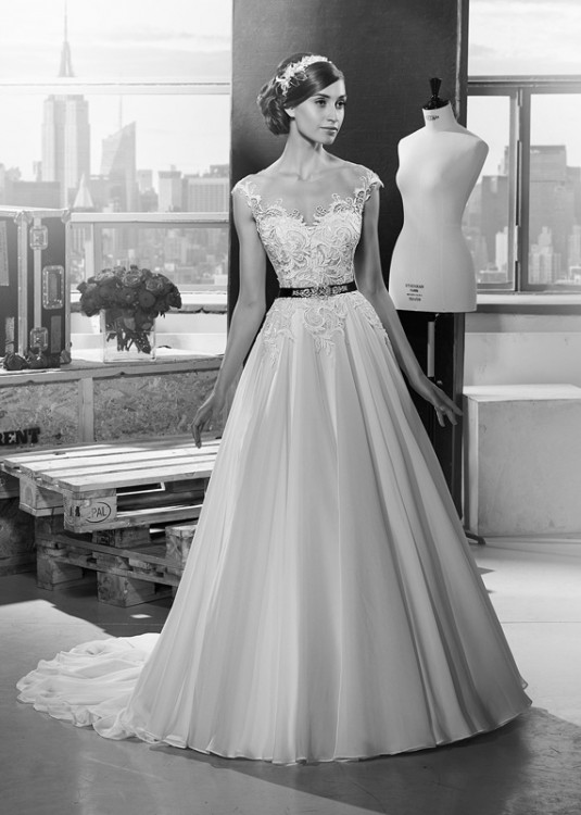 Piękna suknia z trenem Gala Machiko- rozm.34/36