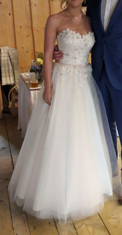 Śliczna suknia ślubna