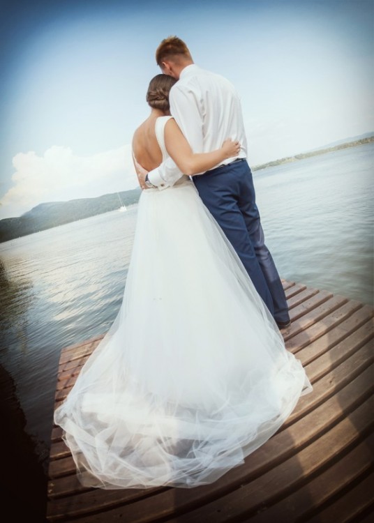 Zjawiskowa tiulowa suknia z trenem, GALA