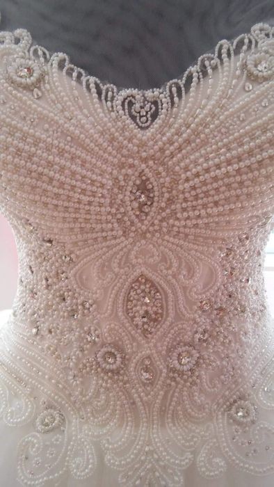 Suknia ślubna z bogato zdobionym gorsetem.