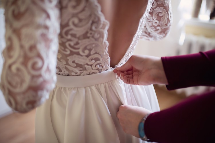 Suknia ślubna z rękawami i odkrytymi plecami IVORY/ECRU