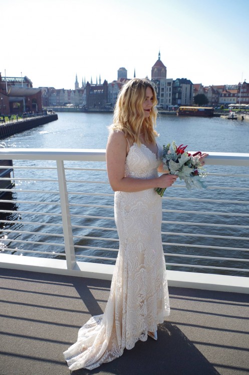 Elegancka dopasowana suknia  2017