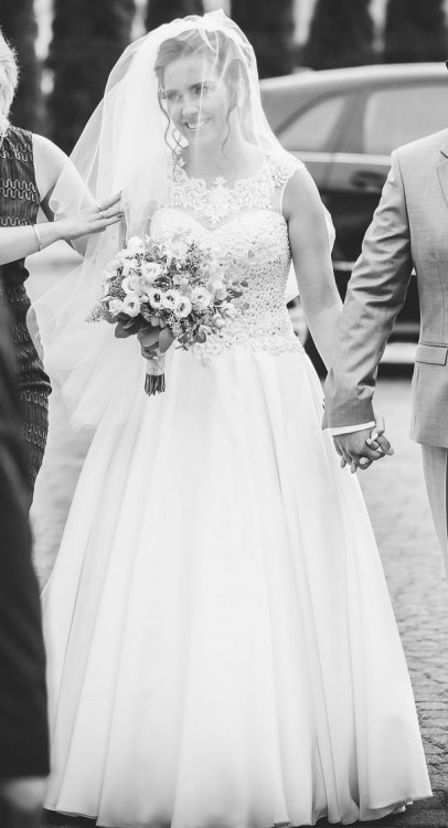 Piękna suknia ślubna w stylu glamour