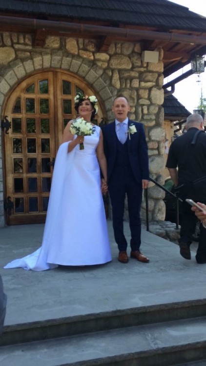 Sprzedam Piękną, białą satynową suknię ślubną.