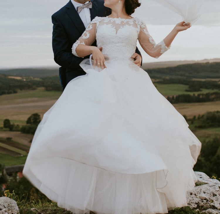 Romantyczna suknia ślubna z rękawem z koronki 2017