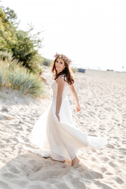 Piękna, romantyczna suknia ślubna z trenem.