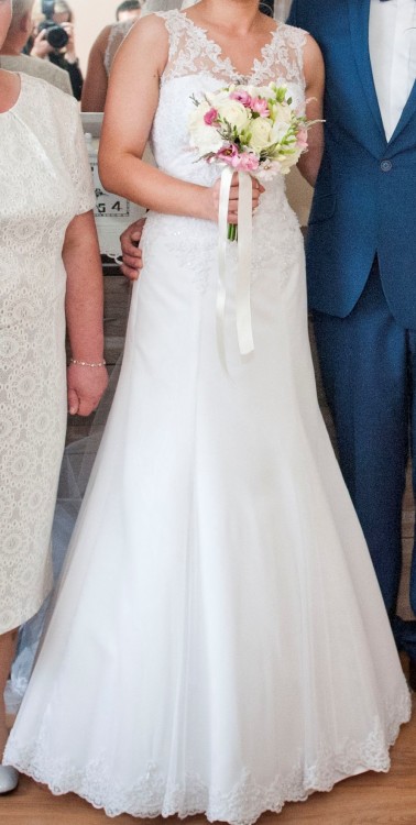 Suknia ślubna z długim i krótkim welonem