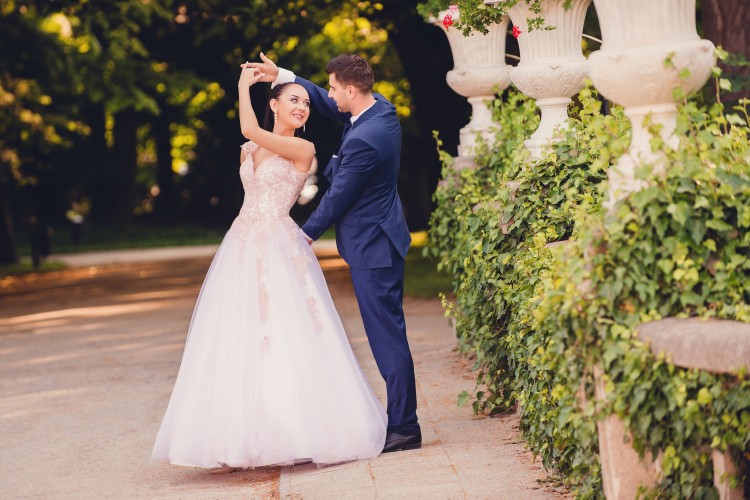 Suknia ślubna w kolorze delikatnego różu