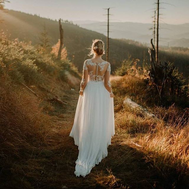 Zwiewna suknia ślubna z efektem tatuażu