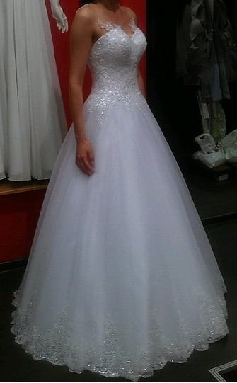 Suknia ślubna z welonem