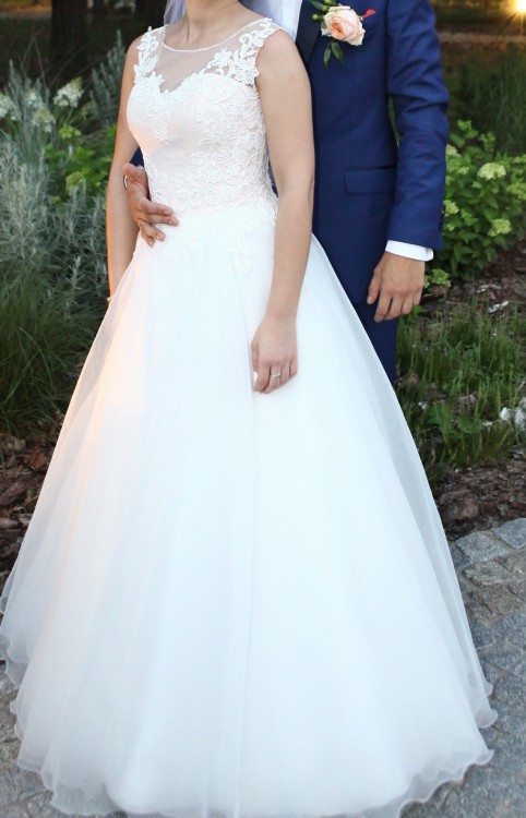 Piękna Suknia Ślubna z welonem