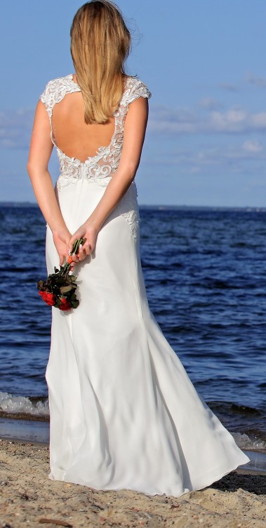 Suknia Ślubna z koronkowym dekoltem na plechach