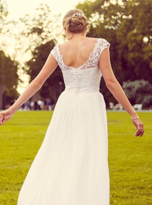 Lekka zwiewna suknia ślubna