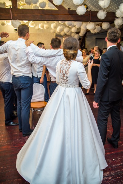 Niepowtarzalna suknia ślubna. Z cudownymi plecami.