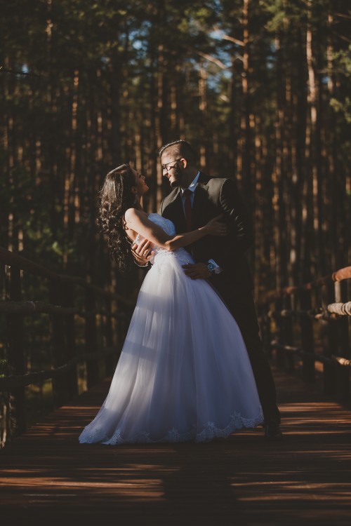 Biała suknia ślubna.