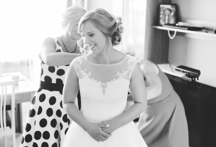 SUKNIA ŚLUBNA BIAŁA ROZMIAR 34/36 KORONKA