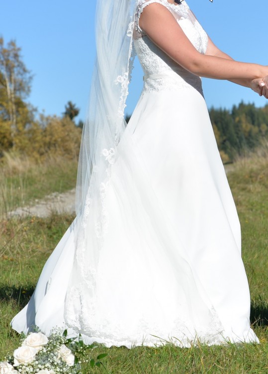 Suknia ślubna śmietankowa w komplecie z futerkiem i welonem