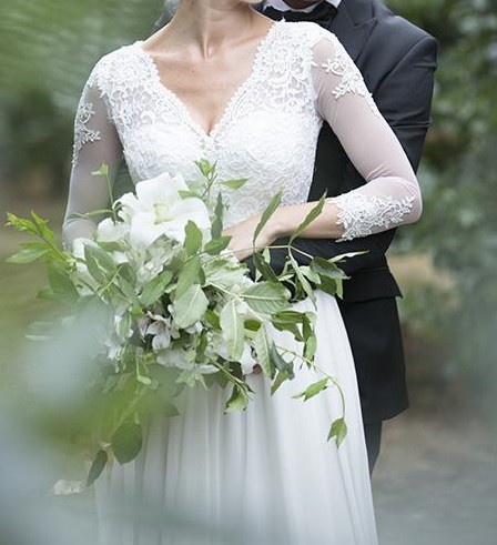 Pełna wdzięku i klasy. Z doczepianym trenem i welonami.