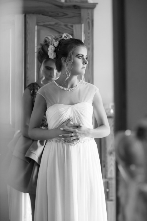 Najpiękniejsza prosta elegancka suknia ślubna