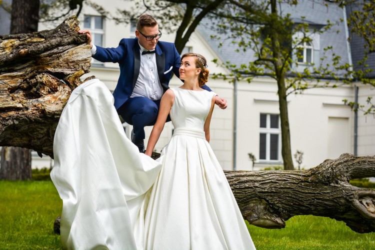 Suknia ślubna w stylu glamour Gala Odetta z trenem