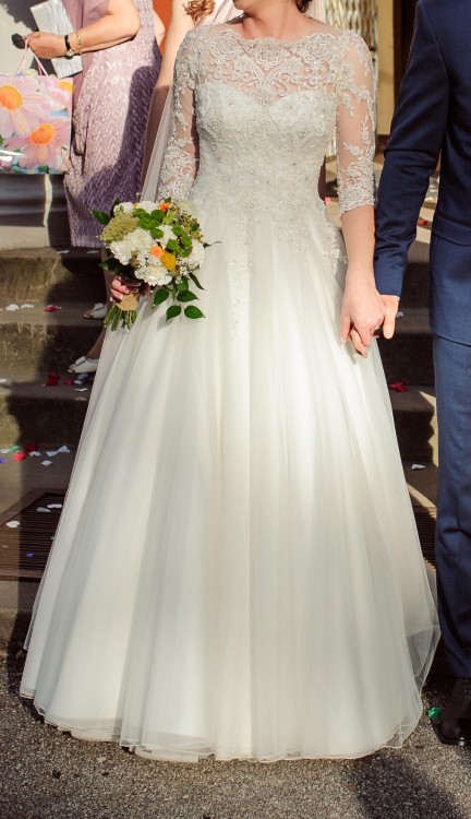 Koronkowa suknia ślubna