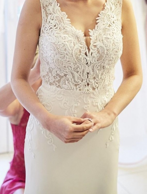 Piekna delikatna suknia slubna