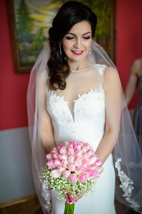 Dopasowana i elegancka suknia ślubna