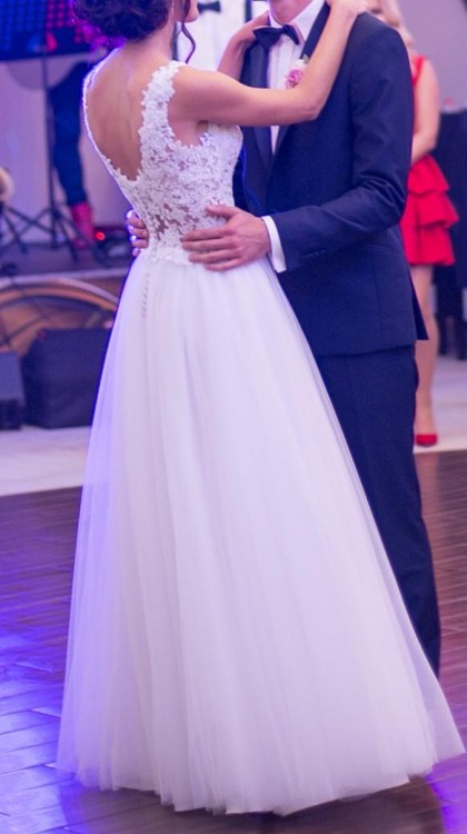 Zwiewna suknia z koronką