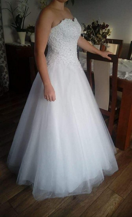 piękna suknia ślubna z krysztkami i perełkami