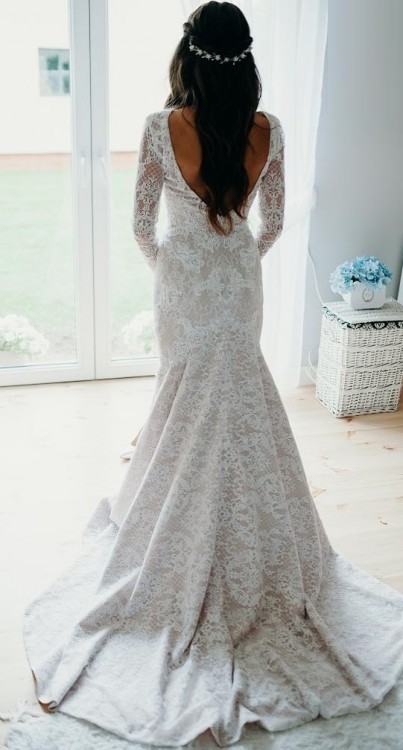 Zjawiskowa koronkowa suknia Rybka Berta