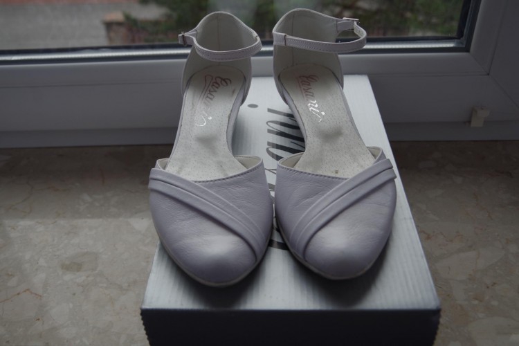 Białe buty Casani rozm. 37(8), obcas 1,5cm, zapięcie
