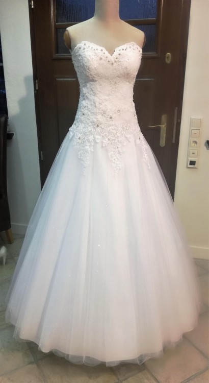 Efektowna suknia ślubna 2017 z szykownym gorsetem