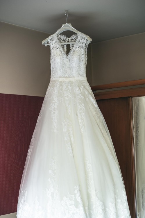 Piękna suknia firmy Pronovias z trenem