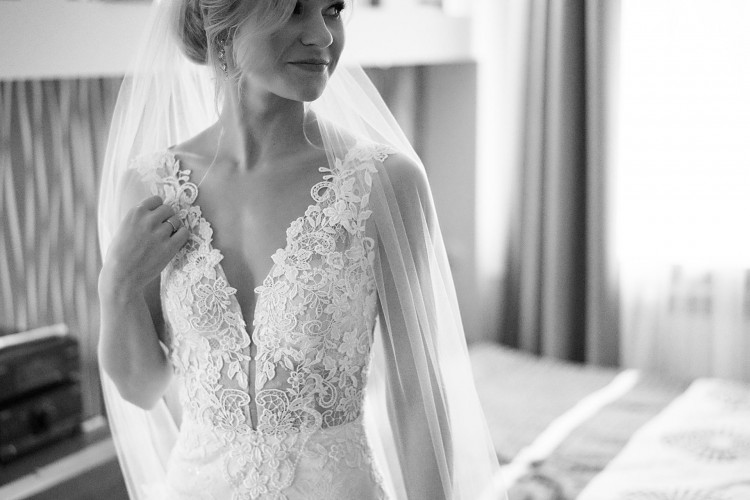 Suknia ślubna z długim welonem - salon Madonna