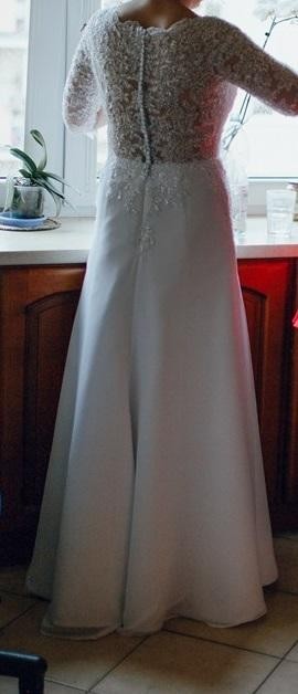 sprzedam białą suknie ślubną z długim welonem i etolą.