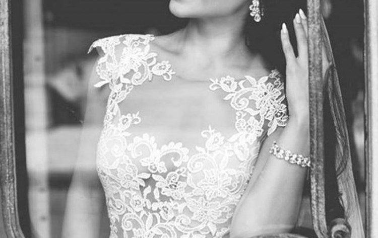 Piękna koronkowa suknia ślubna z odkrytymi plecami