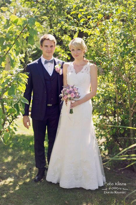 Koronkowa delikatna suknia ślubna