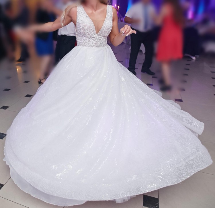 Błyszcząca suknia ślubna