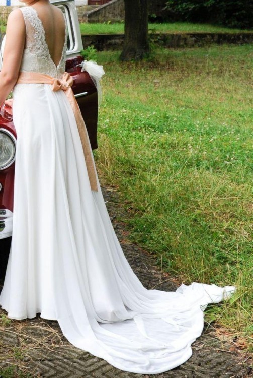 Suknia ślubna z odkrytymi plecami