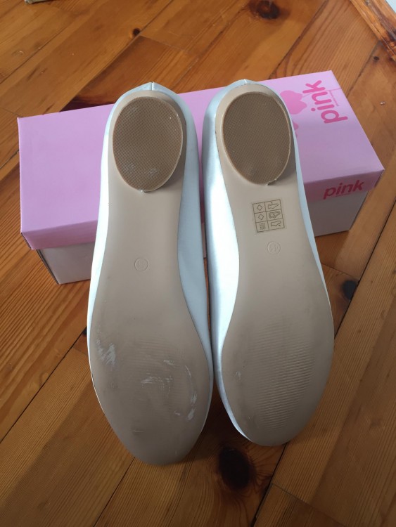 Nowe buty ślubne na płaskim obcasie.
