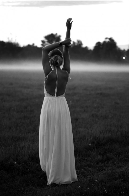 Suknia ślubna z odkrytymi plecami rozmiar 36