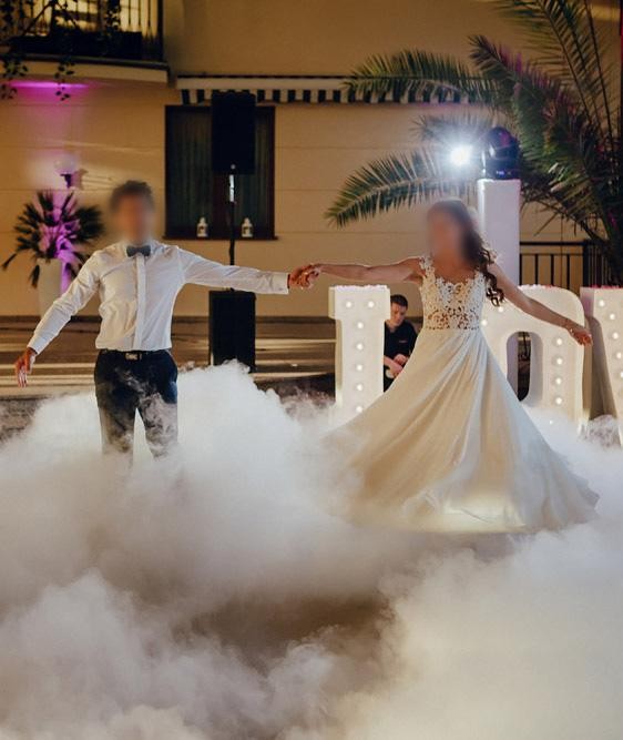 Jedyna taka suknia ślubna! Lekka, zwiewna z długim welonem!