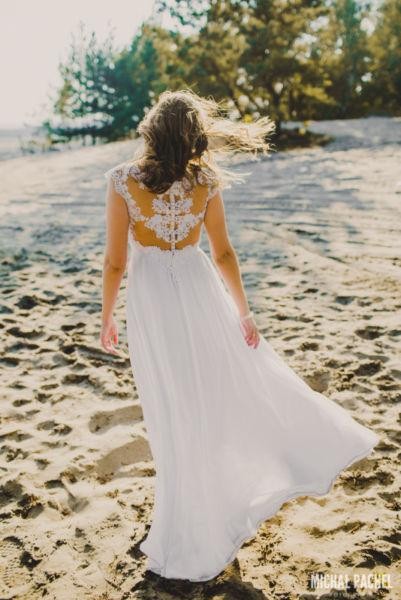 Lekka, zwiewna suknia muślinowa z koronką!