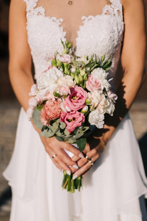 Piękna suknia Lilian West 2017