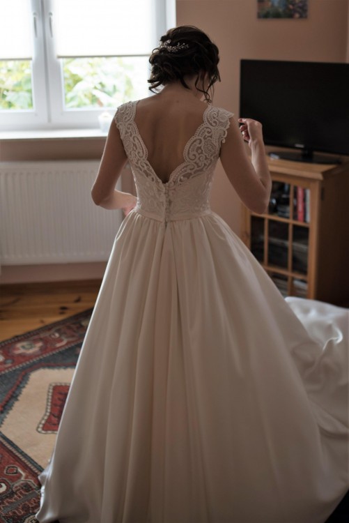 Elgancka suknia z kieszeniami.